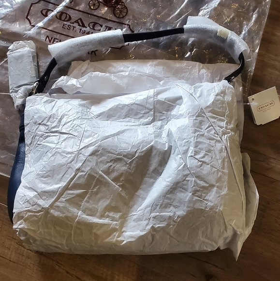 NWT! Daisy Leather Navy Blue Crossbody - Picture 5 of 7